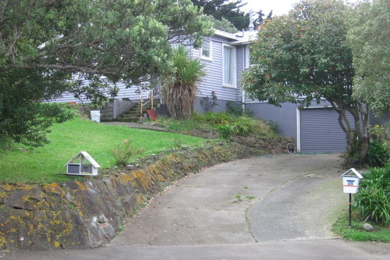 Photo of property in 23 Pinkerton Grove, Newlands, Wellington, 6037