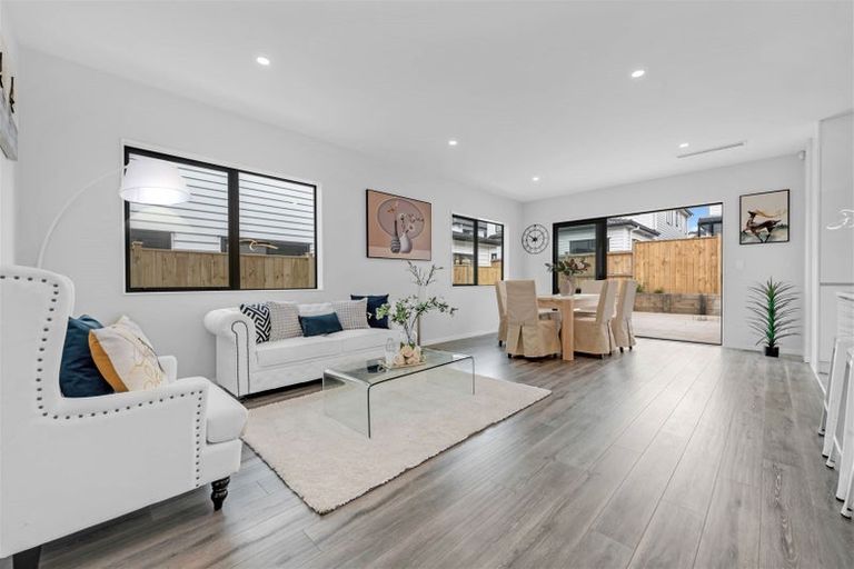 Photo of property in 60 Drumbuoy Drive, Flat Bush, Auckland, 2019