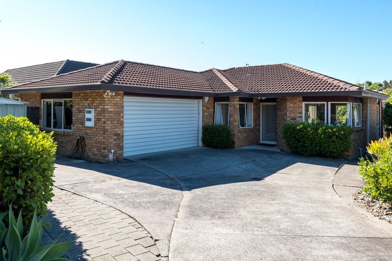 Photo of property in 3/8 Bernie Edwards Place, Botany Downs, Auckland, 2010