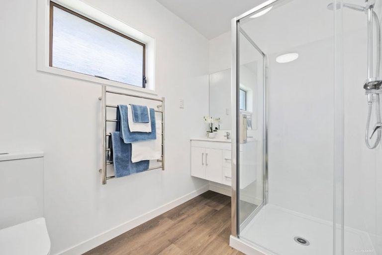 Photo of property in 2/13 Kathleen Street, Totara Vale, Auckland, 0627