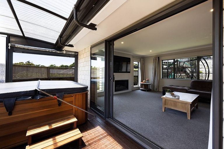 Photo of property in 2 Pipitea Place, Whalers Gate, New Plymouth, 4310