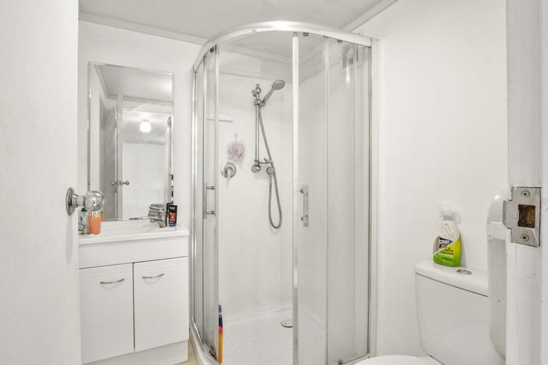 Photo of property in 18 Batchelor Street, Newlands, Wellington, 6037