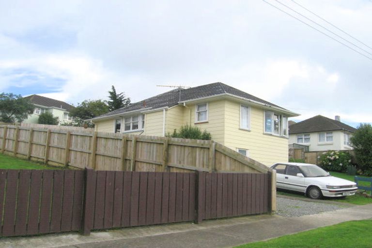 Photo of property in 39 Davidson Crescent, Tawa, Wellington, 5028