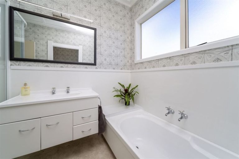 Photo of property in 30 Tauhuri Street, Manaia, 4612