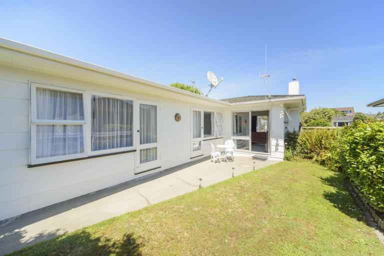 Photo of property in 77 Wikiriwhi Crescent, Awapuni, Palmerston North, 4412