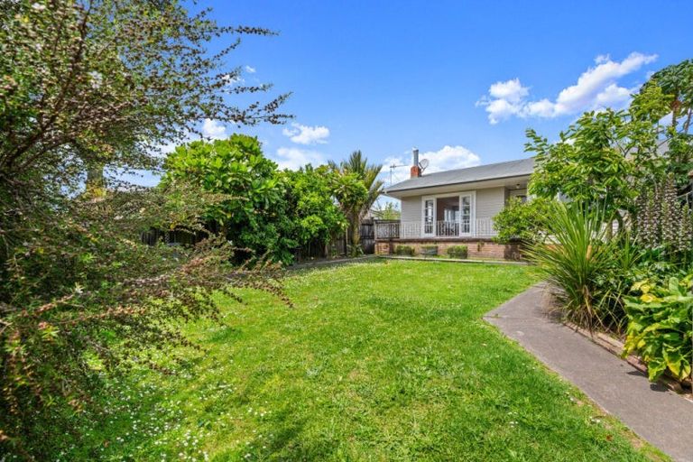 Photo of property in 71 Sylvan Crescent, Te Atatu South, Auckland, 0610