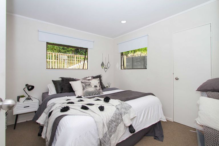 Photo of property in 1/27 Sovereign Place, Glenfield, Auckland, 0629