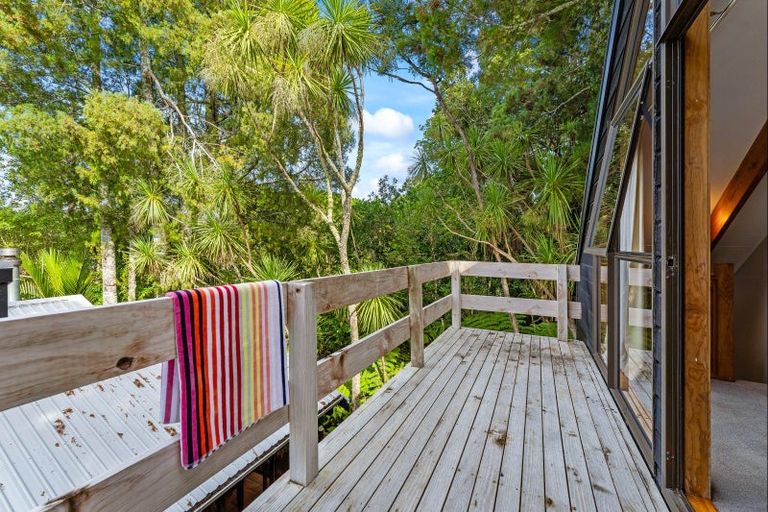 Photo of property in 16 Clinton Road, Tawharanui Peninsula, Matakana, 0986