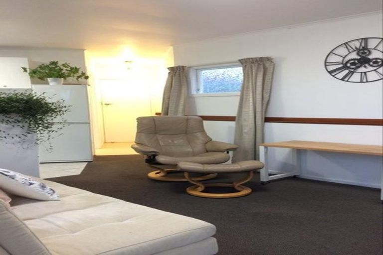 Photo of property in 17 Edgeworth Road, Glenfield, Auckland, 0629