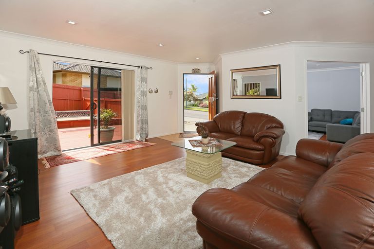 Photo of property in 8 Chardonnay Rise, Henderson, Auckland, 0612