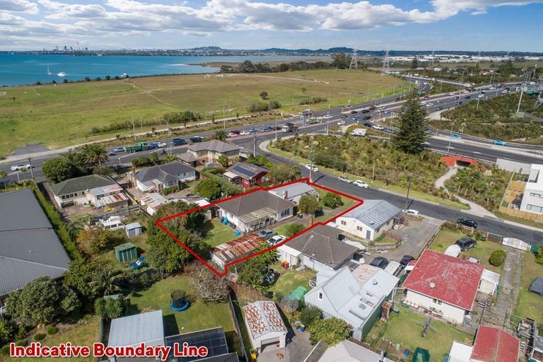 Photo of property in 1 Titoki Street, Te Atatu Peninsula, Auckland, 0610