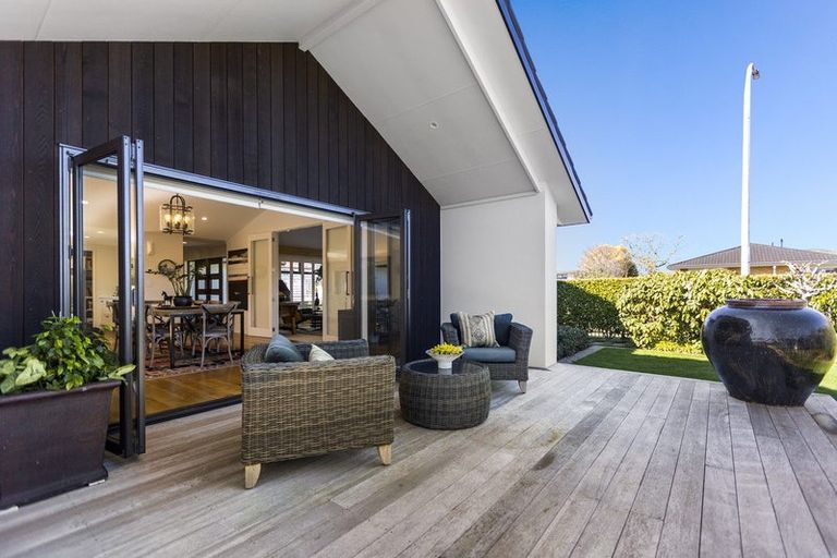 Photo of property in 1 Tupare Place, Highlands Park, New Plymouth, 4312