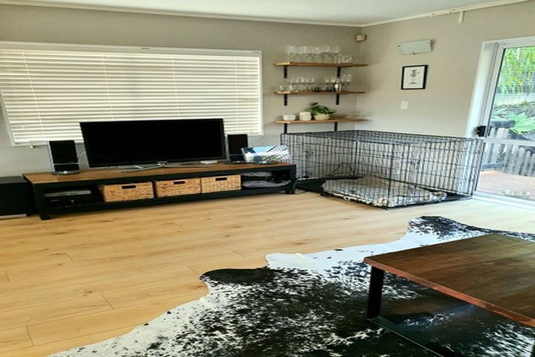 Photo of property in 1/59 Topliss Drive, Northcross, Auckland, 0632