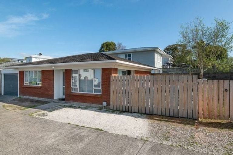 Photo of property in 1/9 Windy Ridge Road, Glenfield, Auckland, 0629