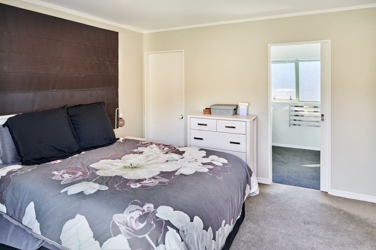 Photo of property in 28 Saunders Close, Whitby, Porirua, 5024