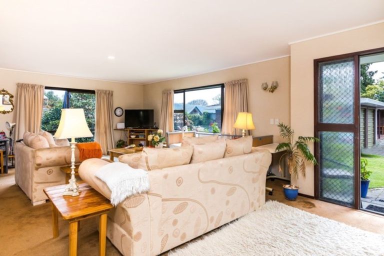 Photo of property in 2/7 Kathleen Place, Rainbow Point, Taupo, 3330