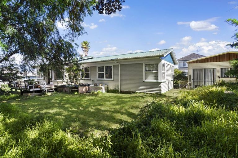 Photo of property in 104 Chivalry Road, Glenfield, Auckland, 0629