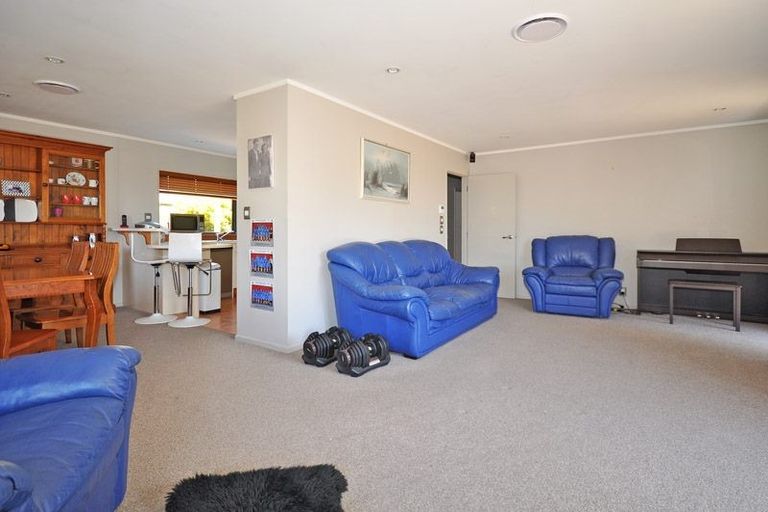 Photo of property in 2/55 Greenvalley Rise, Glenfield, Auckland, 0629