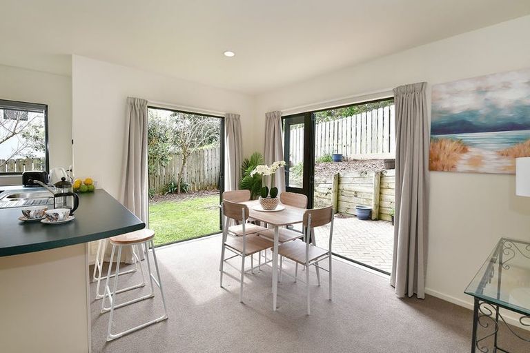 Photo of property in 13b Sunnydale Place, Oteha, Auckland, 0632