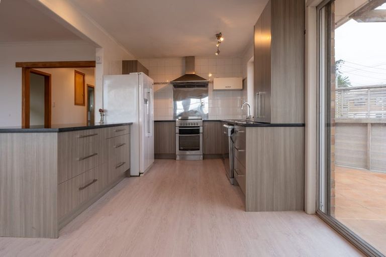 Photo of property in 1 Wakeling Avenue, Te Atatu South, Auckland, 0610