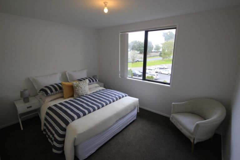 Photo of property in 68 Mountain Road, Henderson Valley, Auckland, 0612