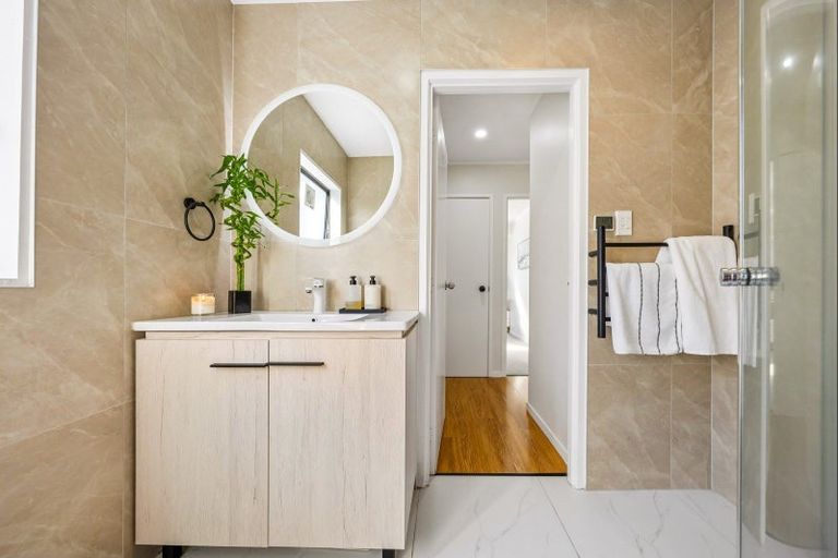 Photo of property in 43 Athena Drive, Totara Vale, Auckland, 0629