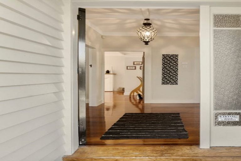 Photo of property in 52 Westmere Crescent, Westmere, Auckland, 1022