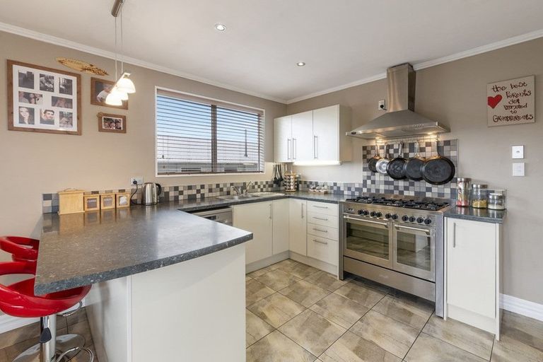 Photo of property in 102 Martin Road, Paraparaumu Beach, Paraparaumu, 5032