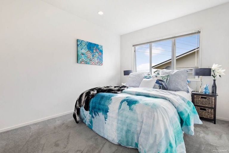 Photo of property in 2/190 Sunnynook Road, Totara Vale, Auckland, 0627