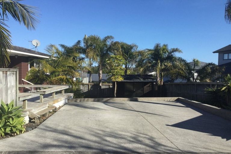 Photo of property in 21 Lantana Road, Green Bay, Auckland, 0604