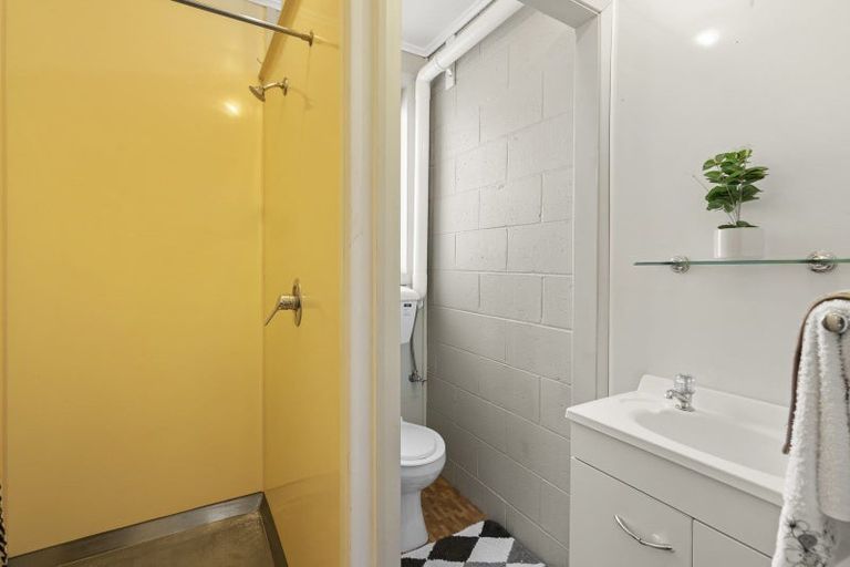 Photo of property in 32 Mexted Terrace, Tawa, Wellington, 5028