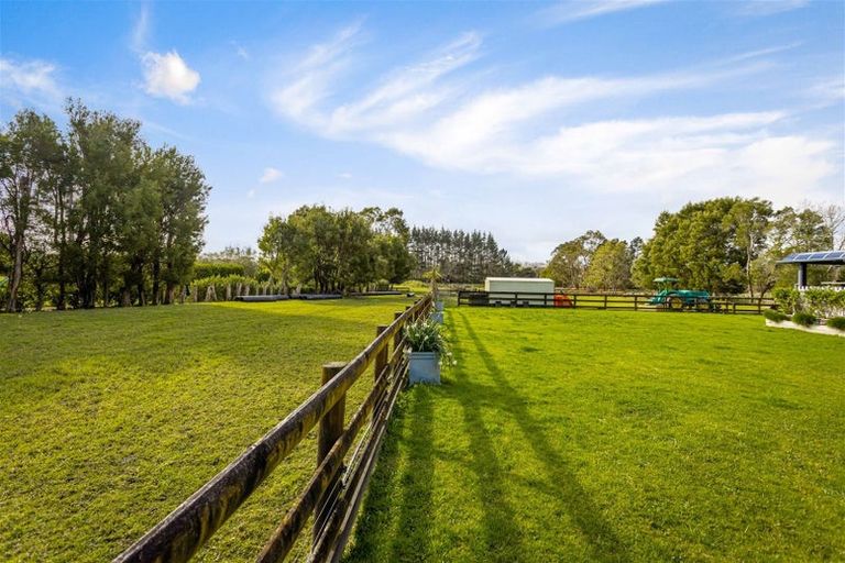 Photo of property in 278 Boord Crescent, Kumeu, 0891