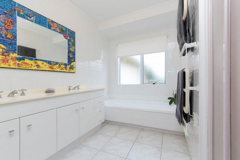 Photo of property in 102 Boord Crescent, Kumeu, 0891