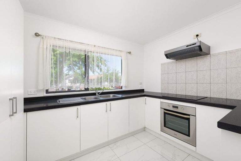 Photo of property in 16 Pyramid Place, Glen Eden, Auckland, 0602