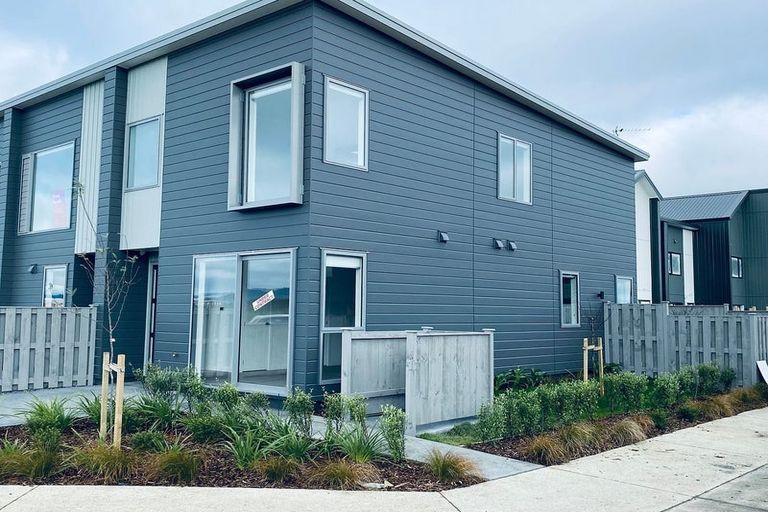 Photo of property in 10 Rauriki Lane, Rosehill, Papakura, 2113