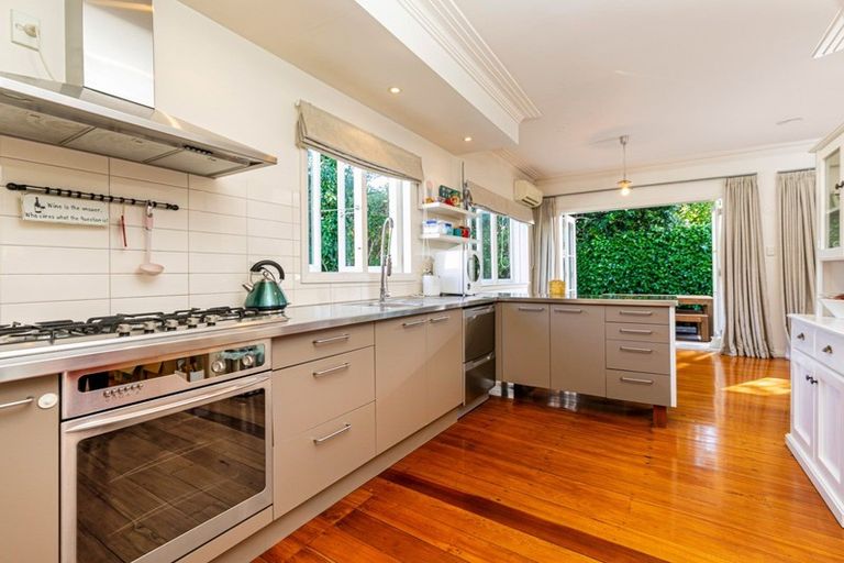 Photo of property in 1/27 Summer Street, Stanley Point, Auckland, 0624