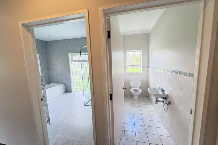 Photo of property in 154 Boord Crescent, Kumeu, 0891