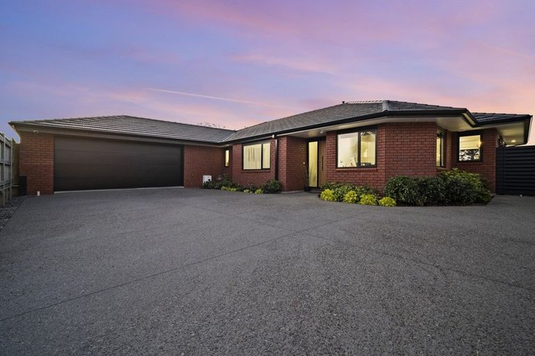 Photo of property in 8 Greenridge Lane, Merrilands, New Plymouth, 4312