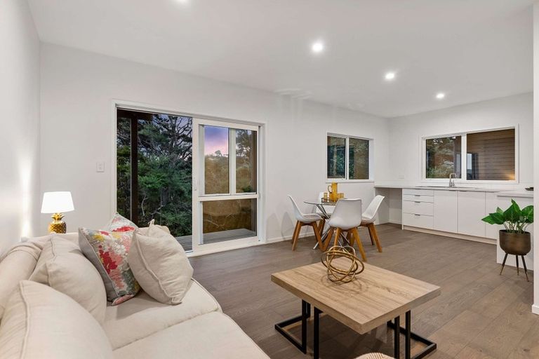 Photo of property in 299 Whangaparaoa Road, Red Beach, 0932