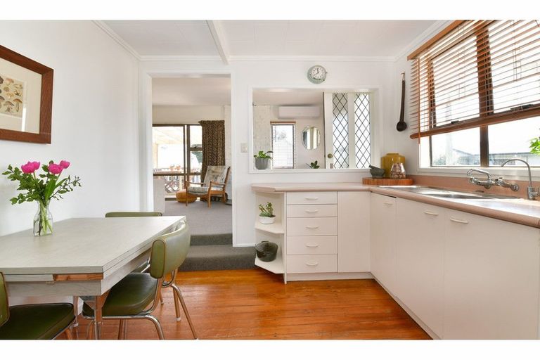 Photo of property in 30 Holiday Road, Stanmore Bay, Whangaparaoa, 0932