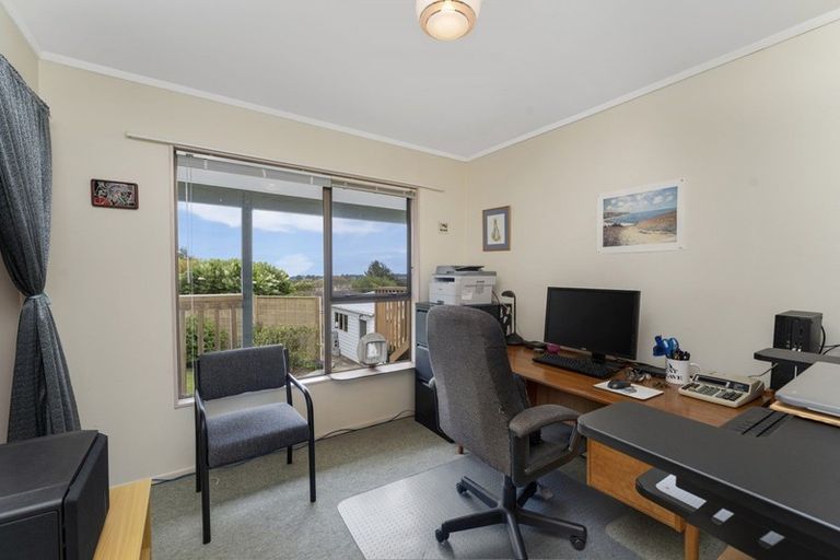 Photo of property in 10 Amokura Street, Waikanae, 5036