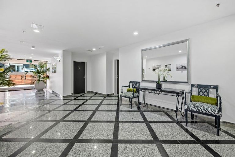 Photo of property in 175h Hurstmere Road, Takapuna, Auckland, 0622