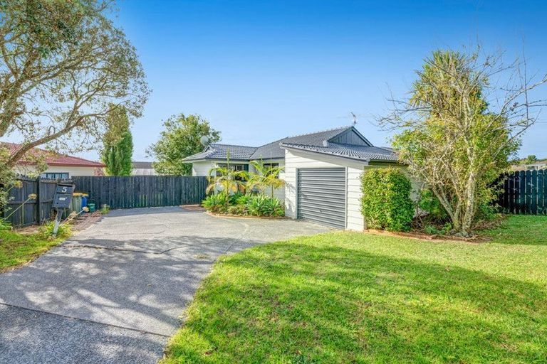 Photo of property in 5 Sevilla Place, Unsworth Heights, Auckland, 0632