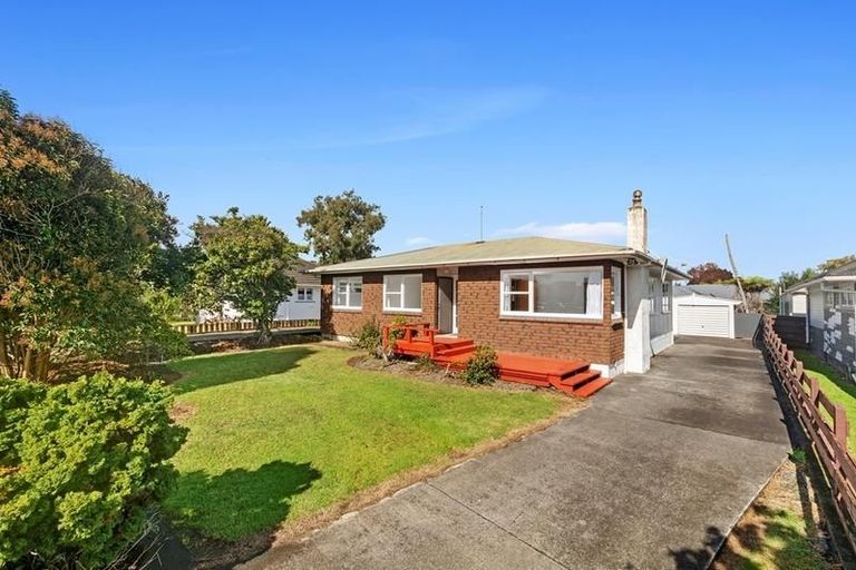 Photo of property in 27 Mackenzie Street, Te Atatu South, Auckland, 0610