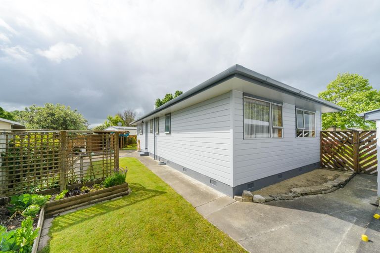 Photo of property in 10 Forbes Place, Kelvin Grove, Palmerston North, 4414