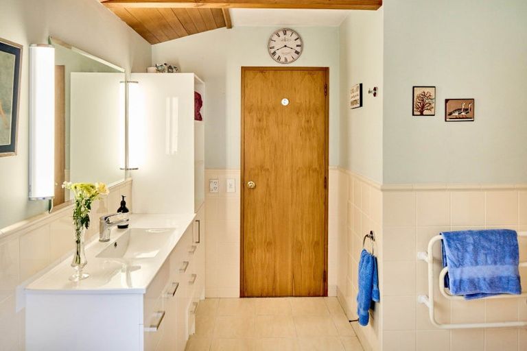 Photo of property in 2/70 Hautana Street, Woburn, Lower Hutt, 5010