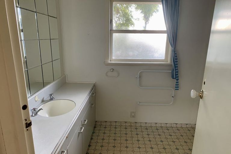 Photo of property in 2 Stanley Road, Glenfield, Auckland, 0629