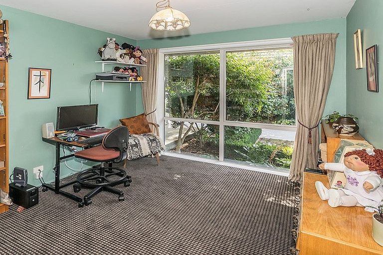 Photo of property in 9 Brookby Crescent, Avonhead, Christchurch, 8042