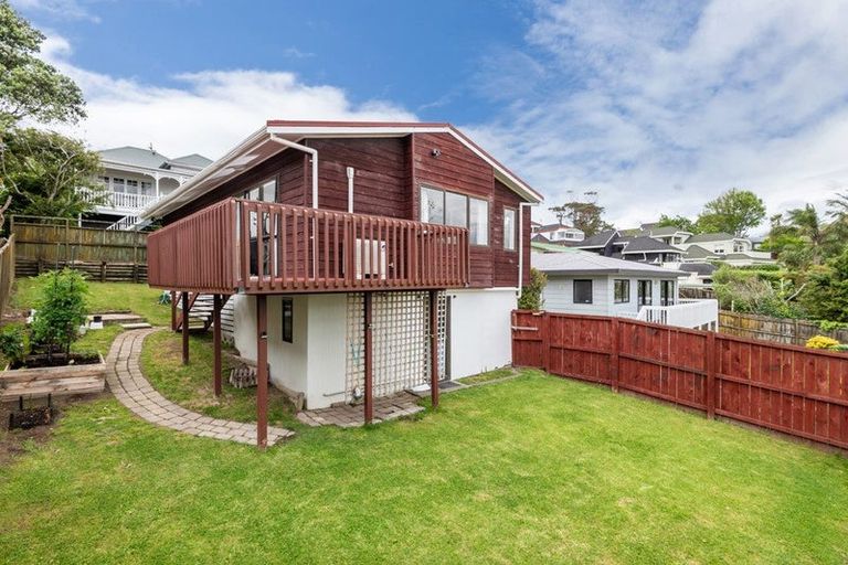 Photo of property in 2/148 Sunset Road, Unsworth Heights, Auckland, 0632