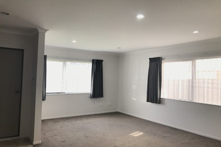 Photo of property in 16 Andover Way, Goodwood Heights, Auckland, 2105